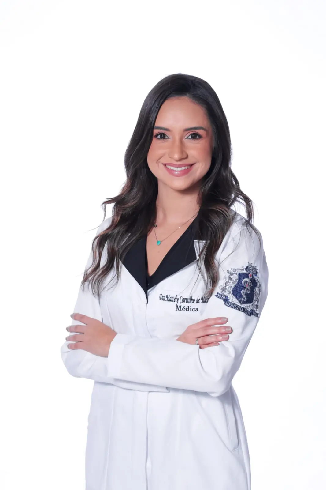 Médica sorrindo realizando atendimento online